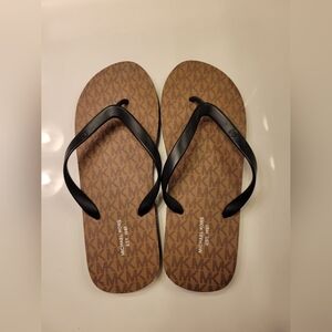 Like New Mens 10, Michael Kors Luggage/Black Brooks Flip Flop
